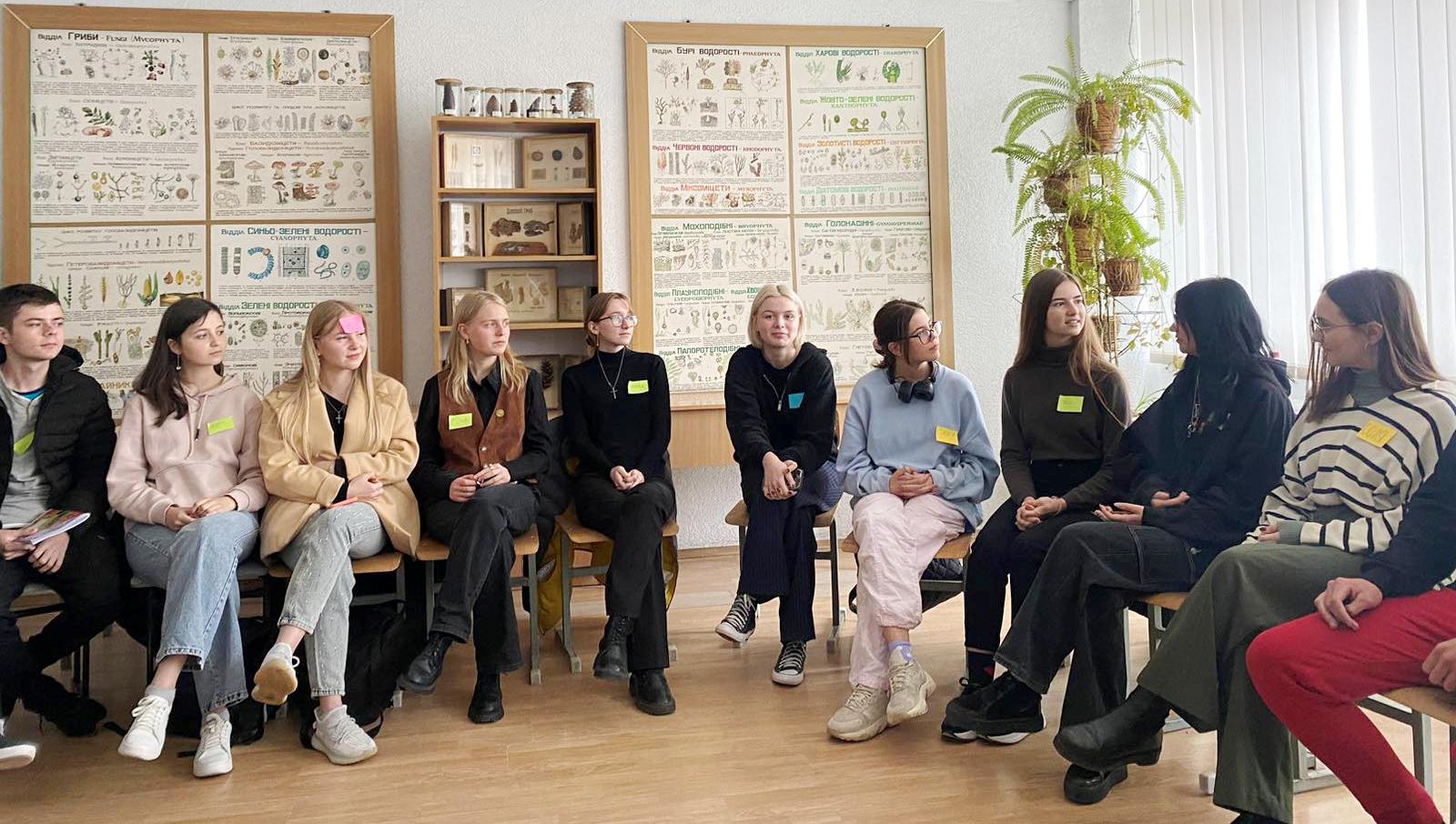 Учасники тренінгу виконують завдання Учасники тренінгу виконують завдання